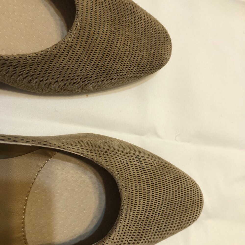 Pump. Van Eli. SIZE 4M. Taupe.